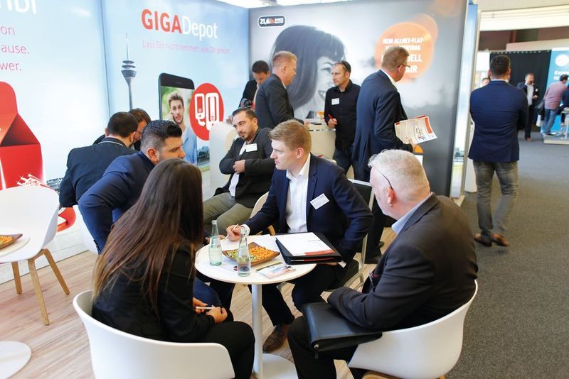 Geselligkeit und gute Gespräche am Vodafone-Stand. (Eno)