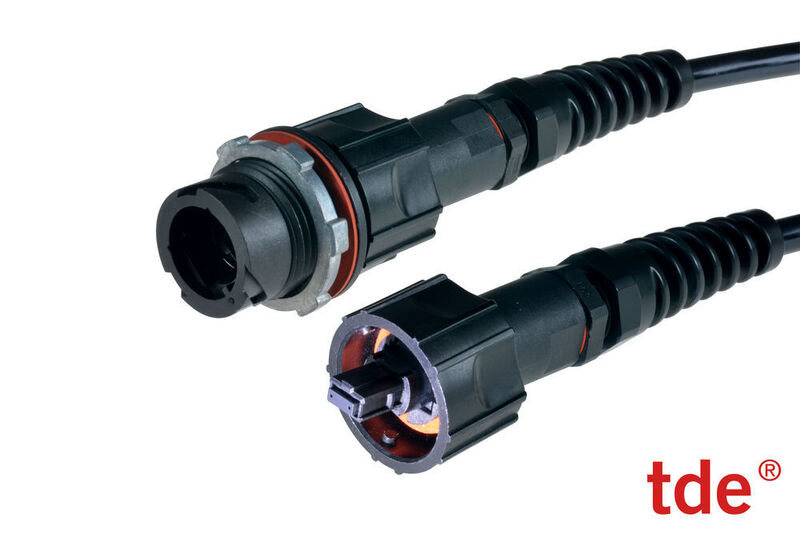 TDE hat mit dem wetterfesten IP-MPO Steckverbinder einen nach Schutzart IP68 zertifizierten LWL-Mehrfaserstecker konzipiert. (TDE)