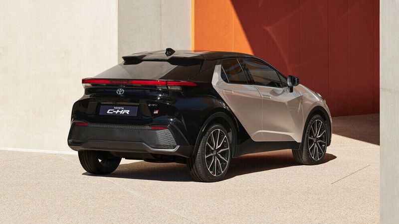 Verbessert wurde im Vergleich zum Vorgängermodell die aerodynamische Effizienz: Unter anderem wurde die Gestaltung des hinteren Dachspoilers optimiert. (Bild: Toyota)