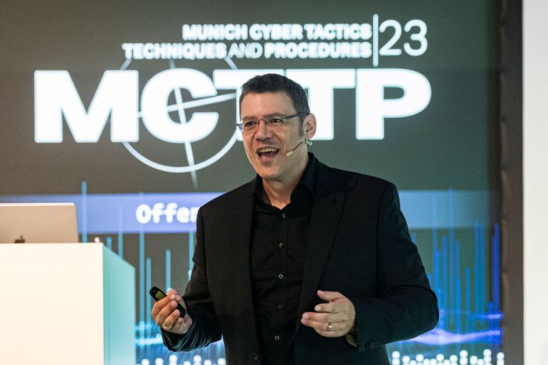 Dr. Ralf S. Engelschall eröffnete die Konferenz mit einem unterhaltsamen Rollenspiel rund um Hype-Themen in der IT und wie IT-Verantwortliche in ihren variablen Positionen in Unternehmen diese wahrnehmen. (Bild: Vogel IT-Akademie)