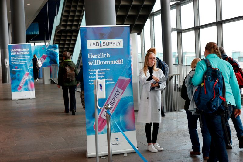 Gegen 9 Uhr trudeln bereits die ersten Besucher ein und werden von Lorelies Kappler mit den Tagungsunterlagen versorgt.    Mehr Infos zu den kommenden LAB-SUPPLY-Messen finden Sie auf www.lab-supply.info.  (LABORPRAXIS, C. Lüttmann)