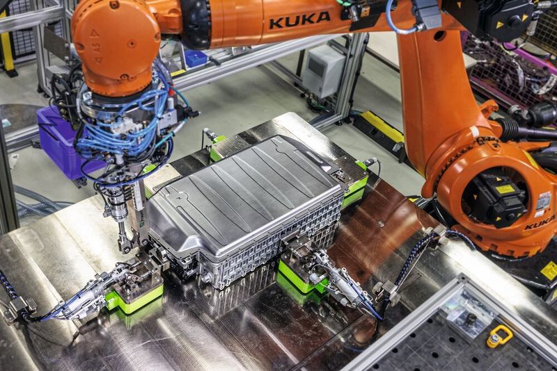 Die Batteriedemontage mit dem KR Quantec ist effizient und sorgt so dafür, dass sich das Batterierecycling auch wirtschaftlich lohnt. (Bild: Kuka)