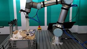 Hier wühlt der Roboter in der Wäschetruhe! Was irgendwie lustig aussieht, hat einen nüchternen Hintergrund – Das Sortieren von Altkleiderhaufen ist bisher kaum automatisierbar gewesen. Doch das wollen Forscher vom IPA aus Stuttgart mit dem Partner Polysecure nun ändern ... (Bild: Fraunhofer IPA)