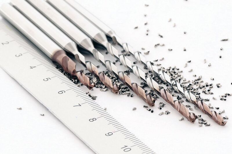  5 Versionen von Inox-Bohrern mit Innenkühlung stehen für Bohrtiefen von 3 x d bis 20 x d und im Durchmesserbereich von 1 bis 6 mm. (Mikron Tool)