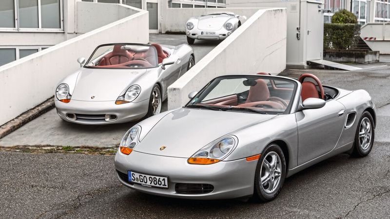 Die erste Generation Boxster. Dahinter die Boxster-Studie sowie ein Typ 550 Spyder. (Bild: Porsche AG)