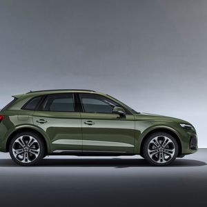 Im Profil nimmt ein neuer Schweller der Karosserie etwas von ihrer optischen Wucht.(Bild:  Audi)