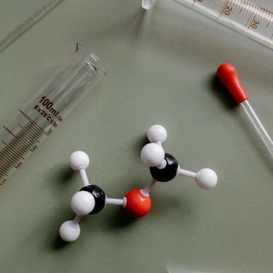 Mit einer neuen Methode können Forschende nicht mehr nur einige Millionen, sondern Milliarden von verschiedenen Substanzen innerhalb weniger Wochen automatisiert herstellen und testen.(Bild:  frei lizenziert / Pexels)