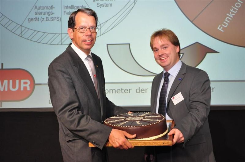 Thomas Tauchnitz bekommt als Anerkennung für 15 Jahre Tauchnitz-Tortenmodell von Dr. Michael Krauß eine echte Torte überreicht, zusammen mit einer Aktualisierungs-Empfehlung. (Bild: M.Henig / PROCESS) (Bilder: M.Henig, J.Nellen / PROCESS)