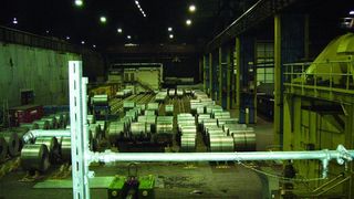 Bild 1: Blick vom Dressiergerüst auf die bis zu 45 Tonnen schweren Coils; die Minifog- Löschdüsen im Vordergrund sind durch Abdeckungen geschützt. (Archiv: Vogel Business Media)