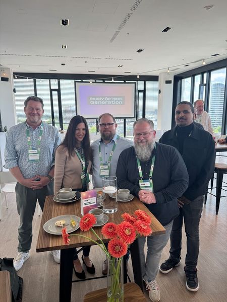 (v. l.) Roger Mosbeux (ComTec) mit dem SFC-Team mit Michelle Schneider, Steffen Hartmann und Dominik Kopp sowie Erwin Rochard (ComTec) (Bild: Vogel IT-Medien GmbH)