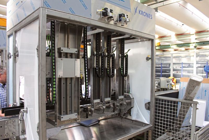 Füllstandskontrolle: Zur Verstellung der Kameras werden die Linearmodule Drylin SLW-1660 sowie SLW-25120 eingesetzt. Die Leitungen für die Kameras werden dabei mithilfe von E-ketten E14.2.038 von Igus geführt. (Bild: Igus GmbH)