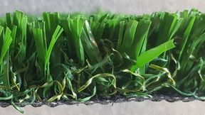 Tecnaro has developed synthetic turf fibers using a specially formulated Arboblend blend that offers high resistance to heat, UV rays, and weathering, and, because it is niobium-based, sequesters CO₂ over the long term. (Bild: Tecnaro)