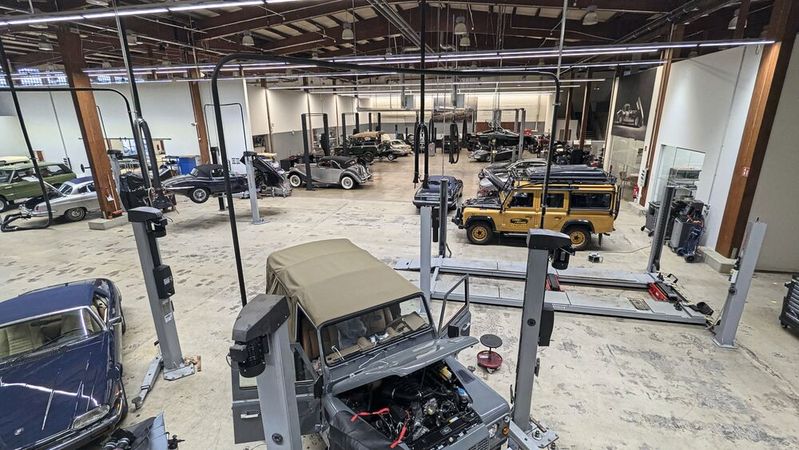 Viel Platz und viel Arbeit: Die Verantwortlichen von Jaguar Land Rover Classic in Essen können sich nicht beschweren. Das Geschäft mit der eigenen Historie läuft blendend. (Bild:  Dominsky – VCG)