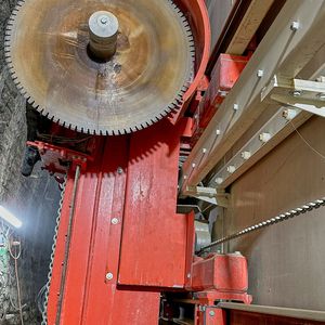 Die Schneidapparatur nutzt eine besondere Antriebstechnik: Für die Bogenfahrt hat sie Tecdos-Omega-Drive-Tec-25-Antriebe von Rud. Um die zweiteilige Schneidapparatur auch auf insgesamt 13 Metern in Längsrichtung zu verfahren, sind zusätzlich vier Kettenantriebe vom Typ Tecdos Omega Drive Tec 12 verbaut. (Bild:  Rud)