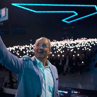 Bernd Wagner hält den emotionalen Auftakt des „Cloud X Summit 2026“ fest: Das Auditorium leuchtet ihm im Selfie mit Hunderten Handylichtern entgegen. (Bild: Schwarz Digits)