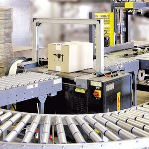 Täglich verlassen rund 80 Sendungen mit etwa 240 Packstücken, beispielsweise diese Umreifungsautomaten, das Zentrallager von Willy Heckmann in Meerbusch. Bild: GOB