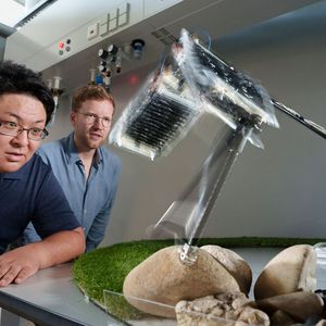 Beobachten die Fortbewegung des Roboterbeins: Fukushima (links) und Buchner (rechts).(Bild:  MPI für Intelligente Systeme/Wolfram Scheible)