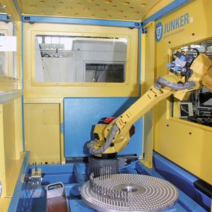 Die mannschaftsreduzierte Bearbeitung wird mit der Automationszelle Jurobot von Junker möglich.