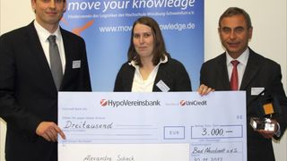 (v.l.): Balthas Klein, Vorstand Förderverein Logistik, FHWS-Absolventin und Preisträgerin Alexandra Schieck sowie Dr. Johannes Söllner, Geschäftsführer der Geis Holding. (Bild: Förderverein Logistik/Christoph Lips)