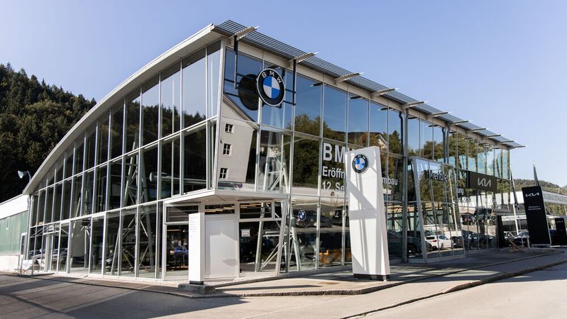 Das Autohaus Widmann + Winterholler hat den Standort Füssen nach dem Retail-Next-Konzept von BMW umgebaut.(Bild:  Widmann + Winterholler)