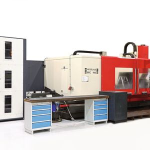 Werkzeugautomation an einer Bestandsmaschine. In diesem Fall das Hedelius-Bearbeitungszentrum BC100. Die Erweiterung des Werkzeugspeichers umfasst 210 Werkzeuge mit der Aufnahme BT50 und bis zu 35 Kilogramm je Werkzeug.(Bild:  Wassermann Technologie)