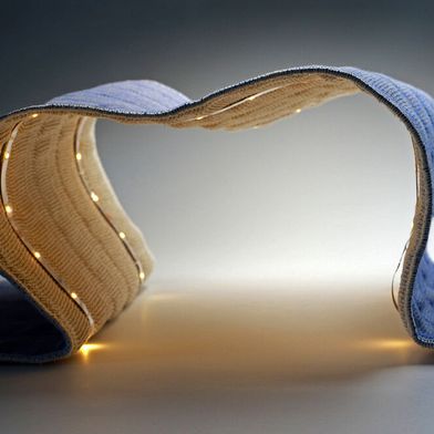 Smarter hingehockt! Was man hier sieht ist der Ausgangsstoff von funktionalisierten Möbeln. Es handelt sich um ein mehrlagiges Flachsfasergewebe mit integrierter LED-Beleuchtung. Daran arbeiten Forscher mit viel Holz-Know-how, die am Fraunhofer WKI arbeiten ... (Bild: Fraunhofer WKI / M. Lingnau)