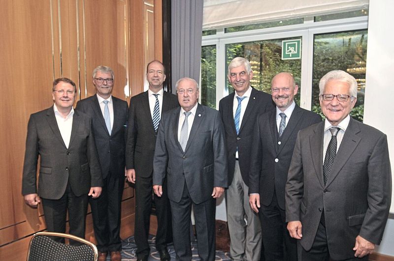 Das ZLW-Führungsteam: (v.li.) Johann Gesthuysen, Ulrich Dilchert, Axel Koblitz, Hans-Werner Norren, Michael Kraft, Holger Schade und Harry Brambach. (Bild: Zietz / »kfz-betrieb)