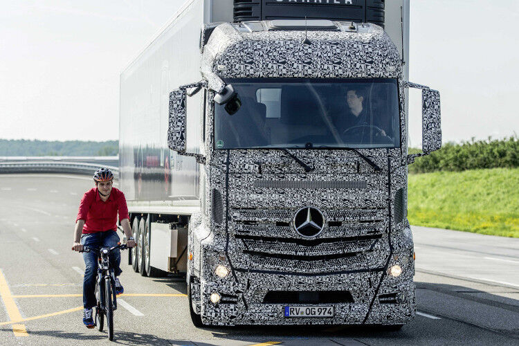 Das neue Blind-Spot-Detection-System von Mercedes soll künftig Abbiegeunfälle verhindern. (Foto: Daimler)