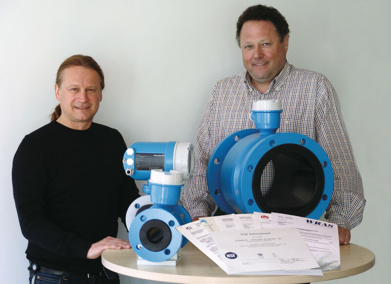 Thomas Sulzer (links) und Johannes Ruchel haben eine Polyurethan-Auskleidung mit Trinkwasserzulassung entwickelt. (Bild: Endress + Hauser)