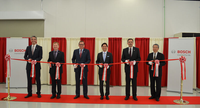 V.l.n.r.: Michael Seiter, Regionalleiter Chassis System Control in Japan und Werkleiter Musashi, Herbert Hemming, Vorsitzender der Bosch-Geschäftsleitung in Japan, Peter Tyroller, Geschäftsführer bei Robert Bosch, Joachim Baczewski, Leiter Pharma Inspektionstechnik und Bosch Packaging Technology in Japan, Matthias Mülller, Entwicklungsleiter im Produktbereich Pharma, Bosch Packaging Technology, Kenji Hanawa, stellv. Leiter Pharma-Inspektionstechnik, Bosch Packaging Technology in Japan. (Bild: Bosch)