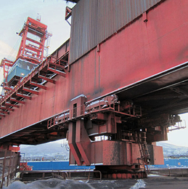 Die über 2500 Tonnen wiegende Verladestation für die Frachter ruht auf zwei riesigen Drehkranzlagern.