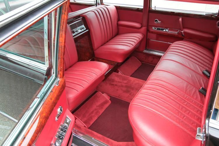 Innen ziert den Playboy-Benz rotes Leder – „Was sonst?“ ist man geneigt zu fragen. (Kienle)