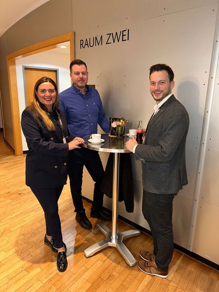 Shaker Abder-Rahman (Bora Computer) mit Aline Gauthier und Fabian Hoffmann (Samsung). (Bild: Vogel IT-Medien GmbH)