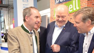 V. l.: Bayerns Wirtschaftsminister Hubert Aiwanger besuchte mit Präsident und Landesinnungsmeister Albert Vetterl und dem stellvertretenden Landesinnungsmeister Rudolf Angerer auf der IHM den Messestand „Autoberufe Aktuell“ des Kfz-Gewerbes Bayern. (Bild: Kfz-Gewerbe Bayern)