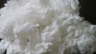 So sieht ein Knäuel von Polyesterfasern aus. Dieser Kunststoff ist chemisch sehr gut recycelbar, aber hat einige Eigenschaften, die das Anwendungsspektrum einschränken. Forscher aus Bayreuth ändern das mit dem Element Fluor, das so auch noch kreislauffähig wird. (Bild: Cordrallo)