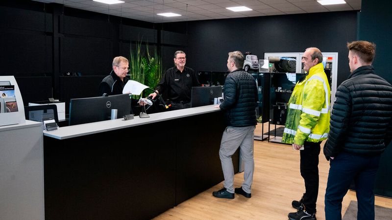 Rat und Tat im Originalteile-Shop von Mercedes-Benz Händler LUEG in Bochum (Bild: Dr. Claudia Posern | LUEG AG & Co. KG)