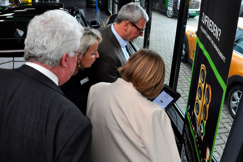 Die Geschäftsführer Gudrun und Tammo Kayser (Mitte) erläuterten der Jury des Vertriebs Awards 2017 ihr Feedback-System. (Wehner/»kfz-betrieb«)