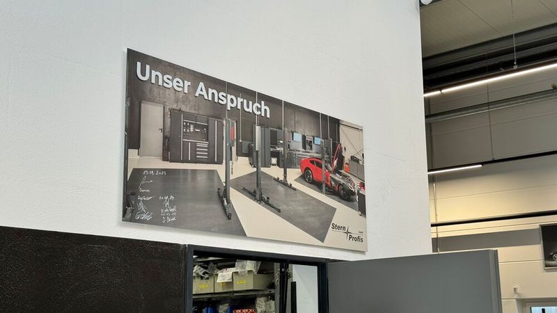 Das von allen Mitarbeitern unterschriebene Bekenntnis zur Sauberkeit und Ordnung hängt prominent an der Wand. Und die Jury konnte sehen, dass sich auch daran gehalten wird. (Bild: Schreiner – VCG)