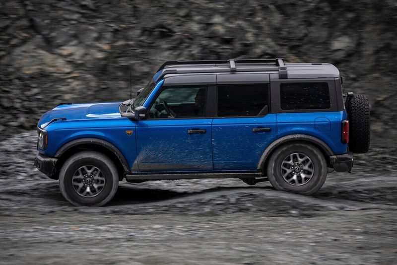 Feldwege meistert der Bronco ohne zu zucken und mit nicht unerheblichem Restkomfort. (Bild: Ford)