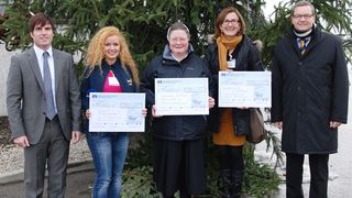 Bei der Spendenübergabe (von links): Patrick Eitel (Röhm Marketing), Lamia Friedel (Radio 7), Schwester Maria Elisabeth (Kinderheim St. Clara), Brigitte Waltl-Jensen (Kinderhospiz St. Nikolaus) und Röhm-Geschäftsführer Dr.-Ing. Michael Fried. (Röhm)