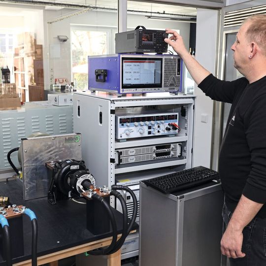 Bild 5: Am Hochleistungsmessplatz können DC-Leistungen und AC-Niederfrequenzleistungen bei variablen Leistungsfaktor bis 1.200 V und 2.000 A simuliert werden.(Bild:  LEM)