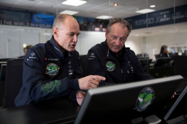 Solar Impulse 2: Solar Impulse Co-Piloten Bertrand Piccard und André Borschberg werfen einen Blick auf einen der Rechner des Mission Control Centers (Bild: ABB / Morten Brakestad)