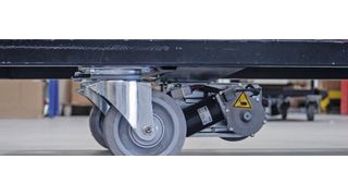 Einen Transportwagen mit der elektrischen Anfahrhilfe „e-     drive“ können Messebesucher am Stand von Tente-Rollen in der Fahrpraxis erproben. (Tente)