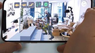 Mit Hilfe der Yona-App können Betrachter die Funktionsweise der motorisierten Orthese an beliebigen Orten und in Lebensgröße erfahren. (Re-Walk Robotics GmbH)