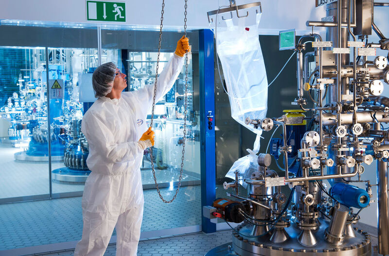 Mitarbeiter der Chemischen Entwicklung im Technikum bei einer Herstellung von pharmazeutischen Substanzen (Bild: Bayer)