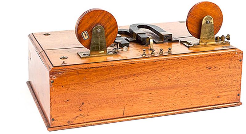 1903: Der Magnetdetektor. In der frühen drahtlosen Telegrafie (Funktechnik) wurden Kohärer, Elektrolyt-Detektoren und Responder benutzt, um Signale zu übertragen. Guglielmo Marconi bevorzugte einen anderen Ansatz, den magnetischen Detektor, der später als Morseempfänger auf Schiffen von 1903 bis 1912 eingesetzt wurde. Die Benutzern bezeichneten diese Komponente liebevoll als Maggie. Im Detektot wurde eine von einem Motor (Uhrwerk) angetriebene Endlosschleife aus Stahldraht von einem Permanentmagneten magnetisiert. Der magnetisierte Teil des Drahtes wurde durch eine Spule geführt, die mit der Empfangsantenne verbunden war. Das HF-Feld in dieser Spule entmagnetisierte den Draht entsprechend des vorhandenen Empfangssignalpegels. Die Änderungen des Magnetfeldes im Draht wurden dann von einer weiteren Spule aufgenommen, die mit einem Kopfhörer verbunden war, der eine hörbare Version des HF-Signals lieferte. Diese Demodulation wurde in allen Marconi-Installationen angewendet, auch auf der RMS Titanic. (Bild: Detector magnetico Marconi 1902 - Museo scienza e tecnologia Milano / Alessandro Nassiri  / CC BY-SA 4.0)