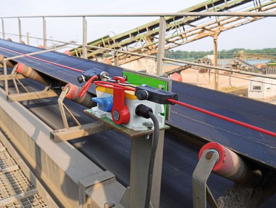 Die extrem robusten Schaltgeräte der Baureihe ZS 92 für die Überwachung von (Gurt-)Förderbändern sind als Seilzug-Notschalter (ZS 92 S) und als Bandschieflaufschalter (ZS 92 SR) lieferbar.(Bild:  Steute)