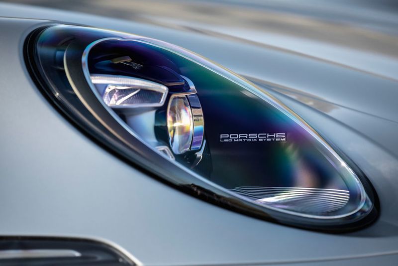 Die Scheinwerfer, auch „Kanonenrohre“ genannt, stehen steiler und werden stärker betont denn je. (Porsche )