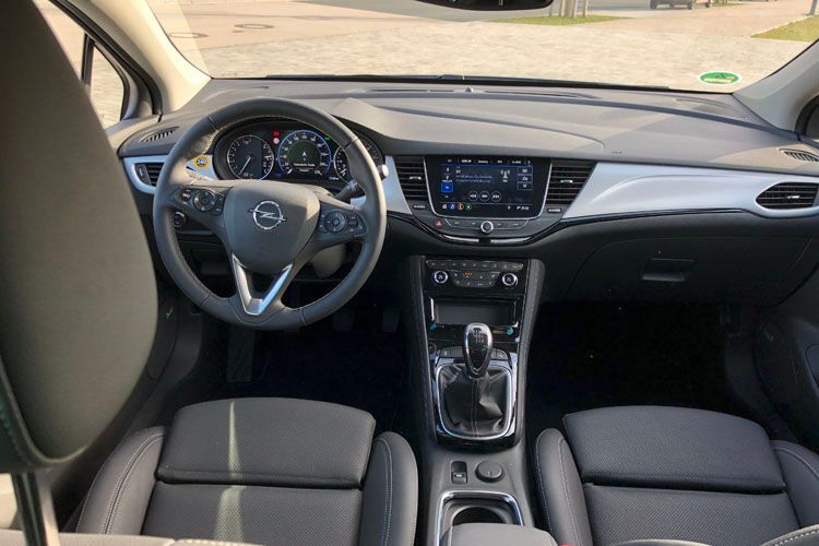 Im Innenraum gibts jetzt das Infotainmentsystem des großen Bruders Insignia sowie ein digitales Tachoelement. (Bild: Seyerlein/»kfz-betrieb«)