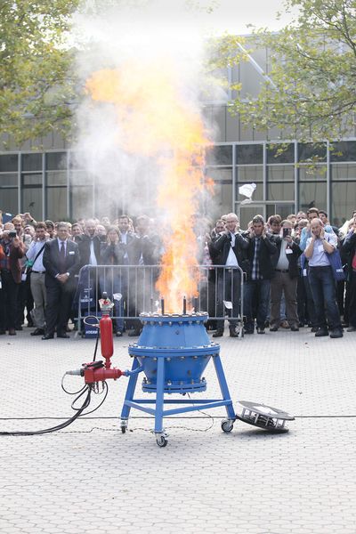 Always an attraction: live demonstrations of dust explosions in the loading yard 3A/4A (Picture: Nürnberg Messe)